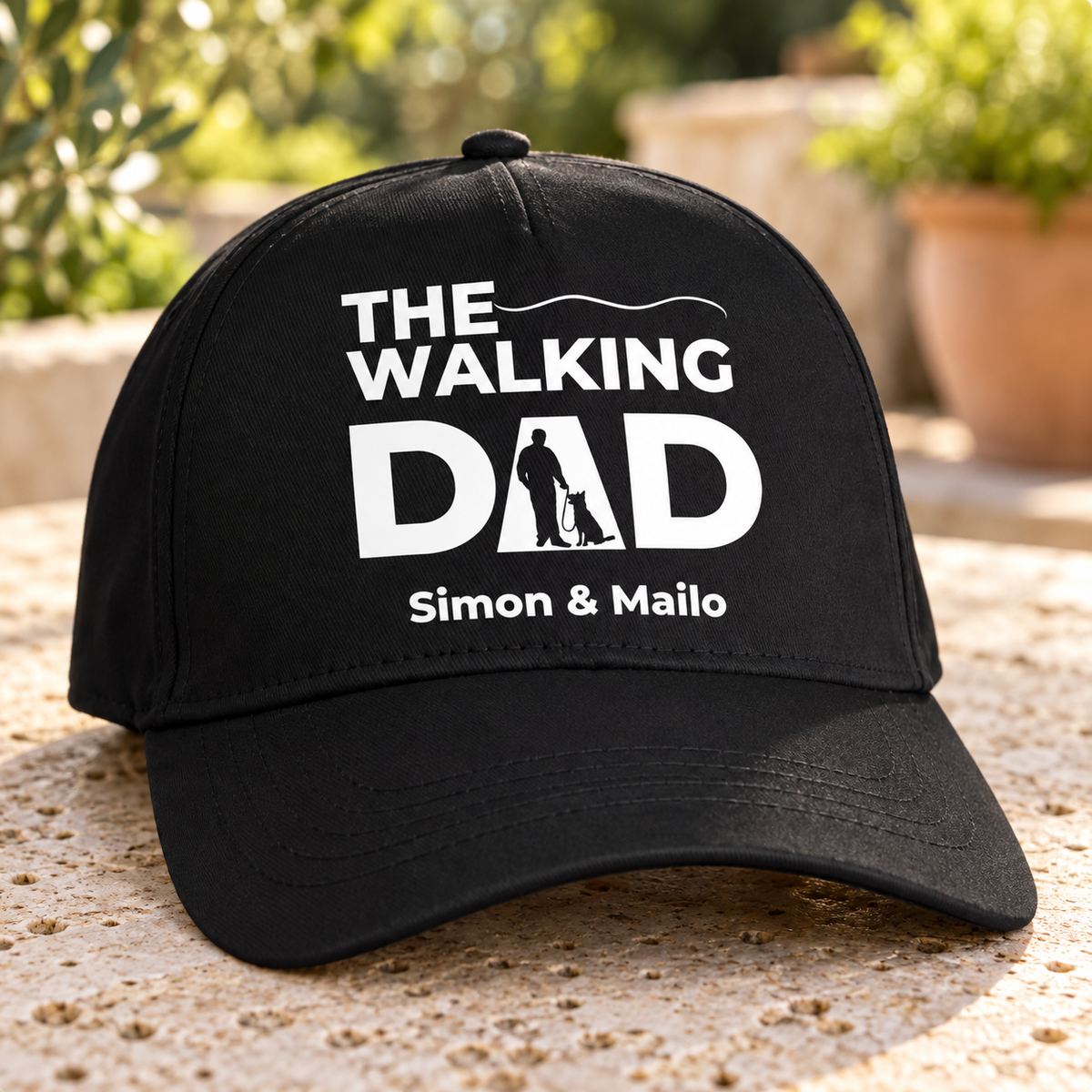 Black baseball cap with “THE WALKING DAD” print and personalized names Simon & Mailo.