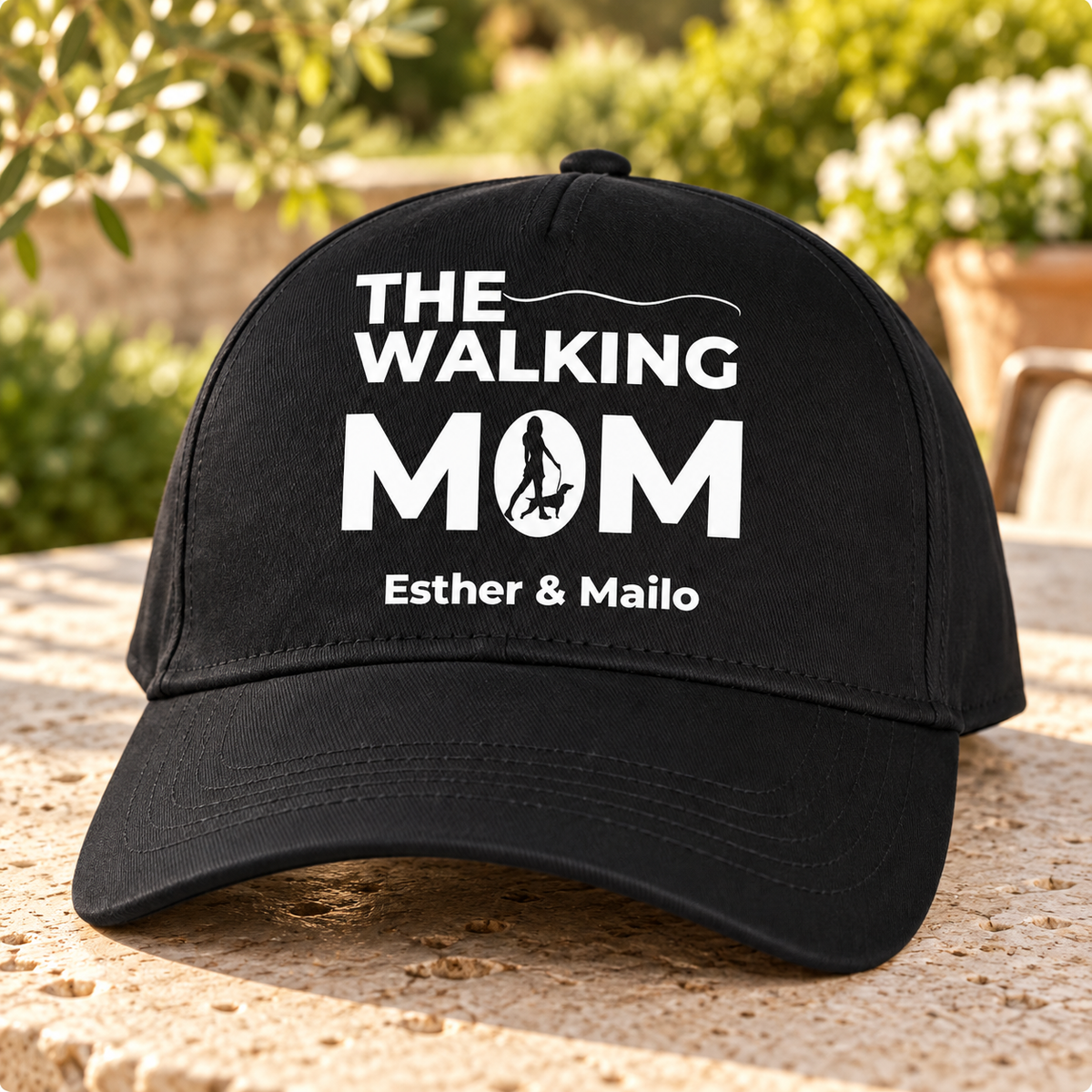 Black cap with the text “THE WALKING MOM” and personalized names “Esther & Mailo”.