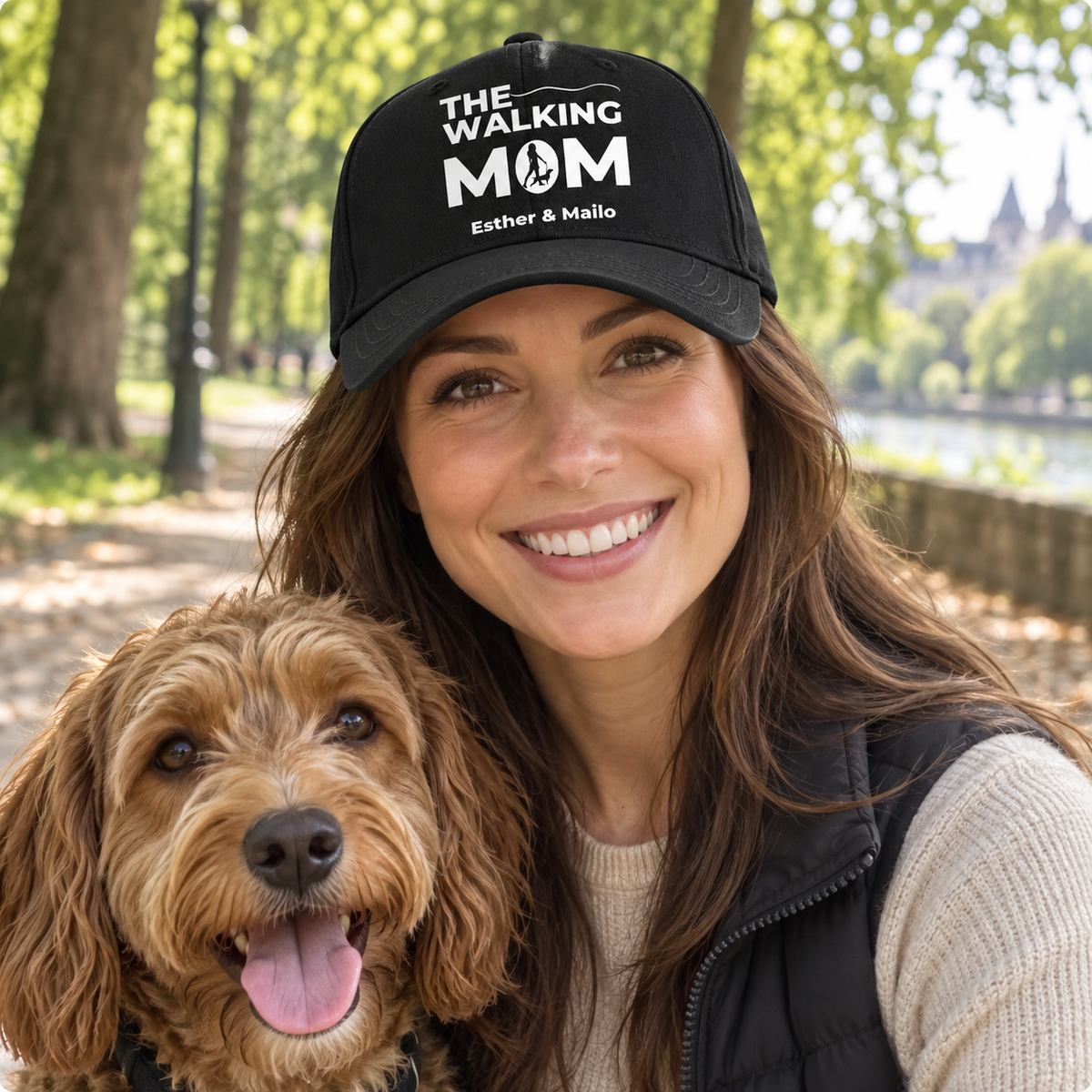 Personalized black cap with “THE WALKING MOM” print and the names “Esther & Mailo”.