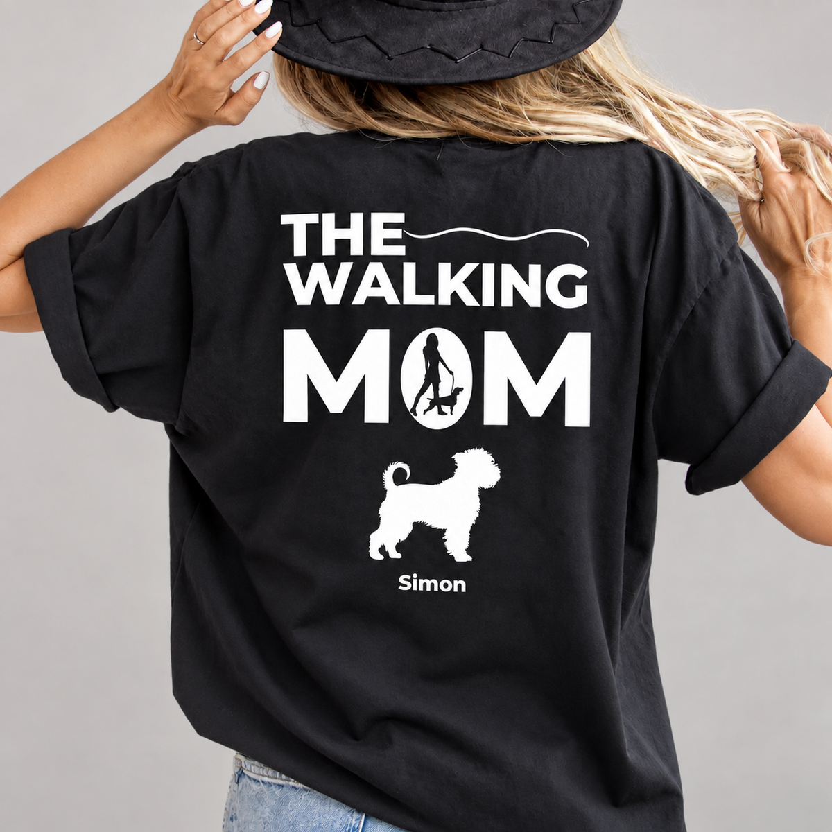Black personalized T-shirt printed with "THE WALKING MOM" and dog motif, size M.