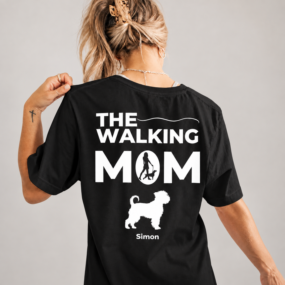 Black T-shirt printed with "THE WALKING MOM" and dog silhouette on the back.