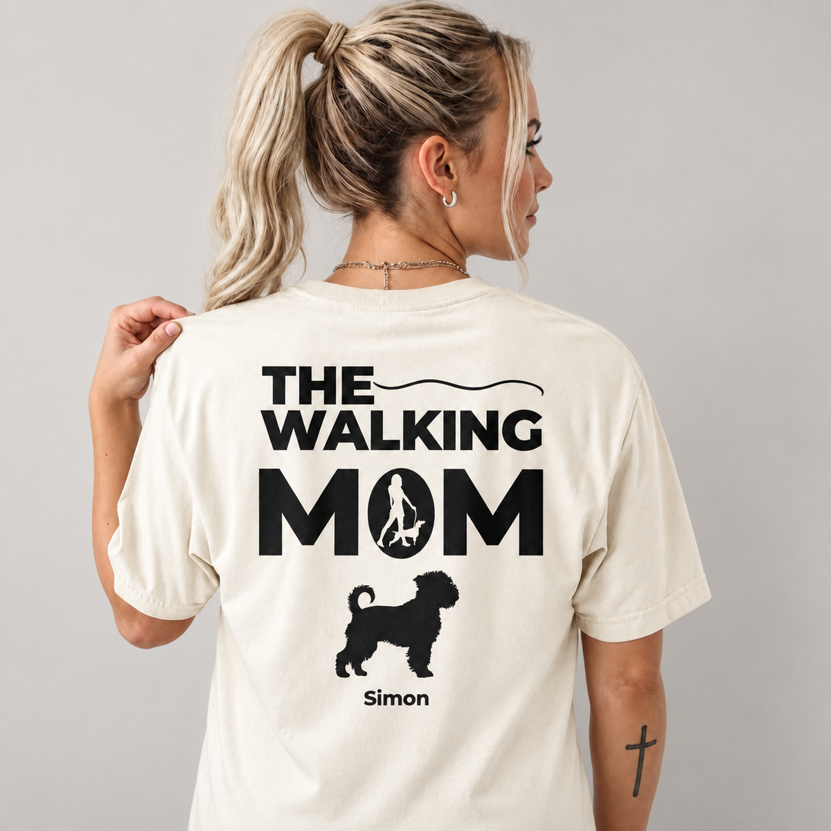 Beige T-shirt with black "THE WALKING MOM" print and dog motif, personalized with the name Simon.