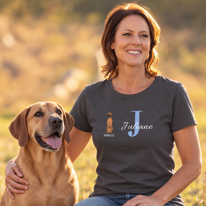 Grey T-shirt with initial "J" and dog motif, personalized with the name Juliane and pet name Vasco.