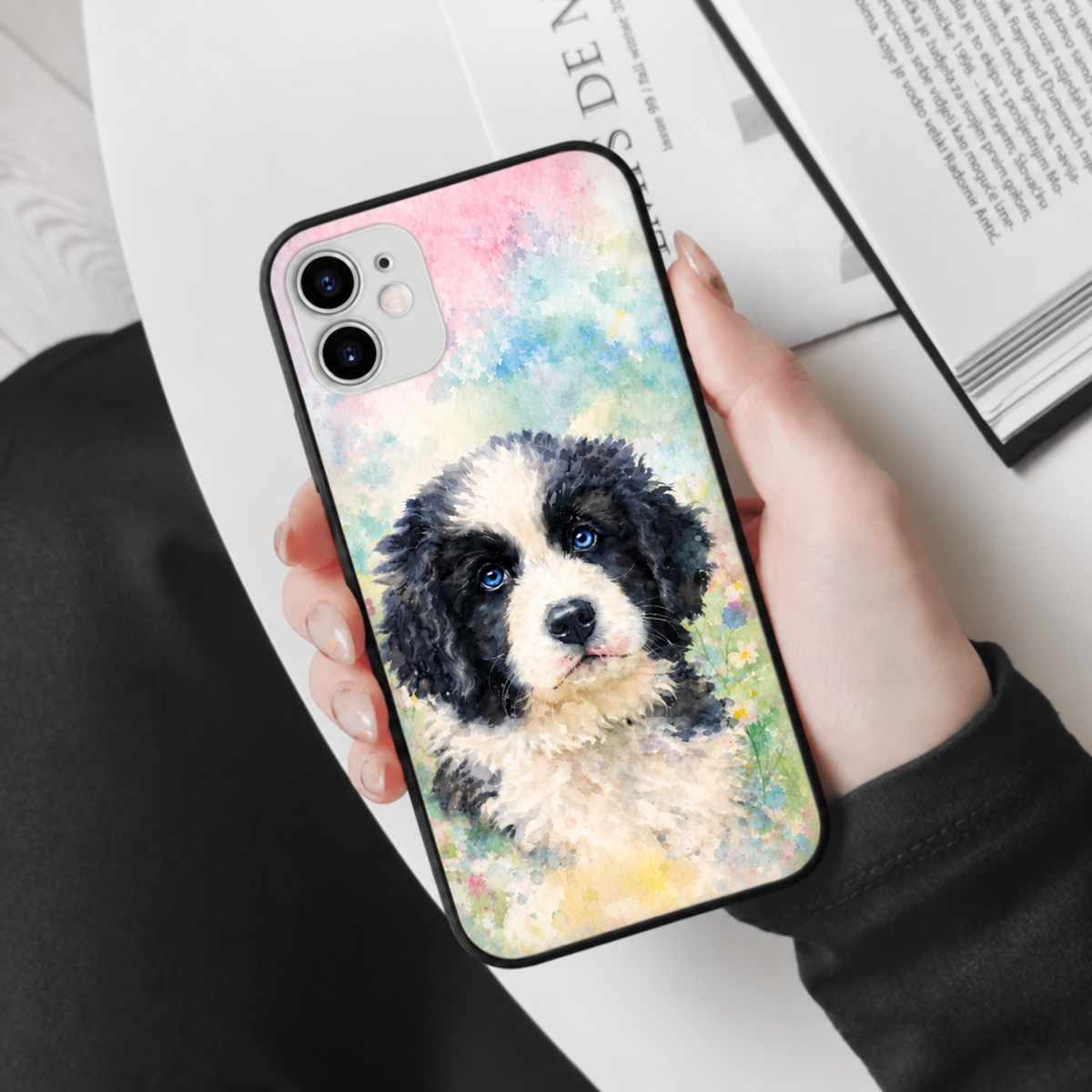 Phone case with watercolour dog motif in bright colours, made of flexible material.