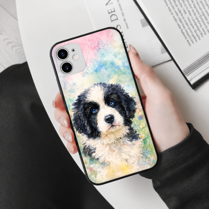 Phone case with watercolour dog motif in bright colours, made of flexible material.
