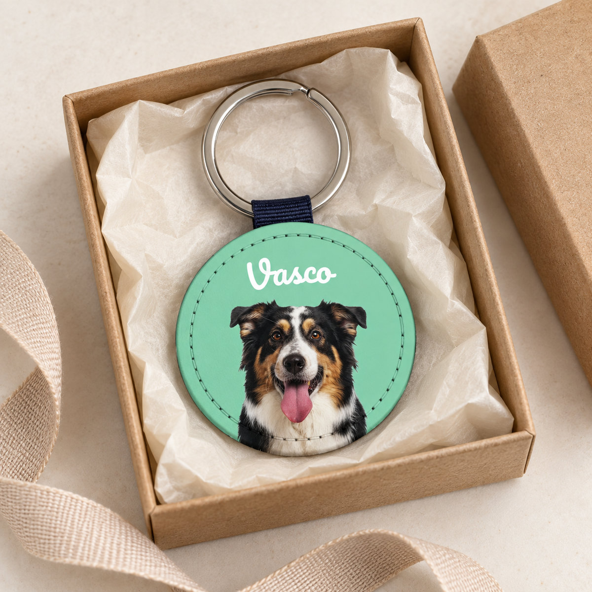 Personalized keychain with dog portrait on a green background, packed in a gift box.