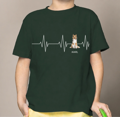 Dark green kids' T-shirt with heartbeat motif and dog picture, personalized with the name Karl.