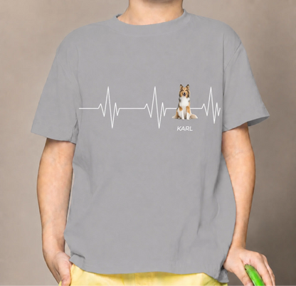 Grey kids' T-shirt with heartbeat motif and dog picture, personalized with the name “KARL”.